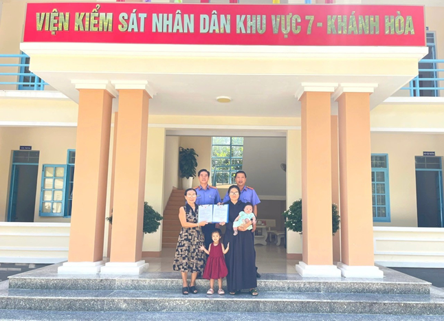 Viện kiểm sát nhân dân khu vực 7 - khánh hòa chủ động thực hiện nghị quyết số 205/2025/qh15, kiến nghị bảo vệ quyền nhân thân, giúp 02 trẻ em được cấp giấy khai sinh