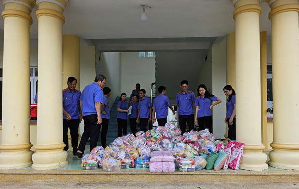 VIỆN KIỂM SÁT NHÂN DÂN KHU VỰC 4 – KHÁNH HÒA TỔ CHỨC TRAO SUẤT QUÀ HỖ TRỢ NHÂN DÂN BỊ THIỆT HẠI DO MƯA LŨ