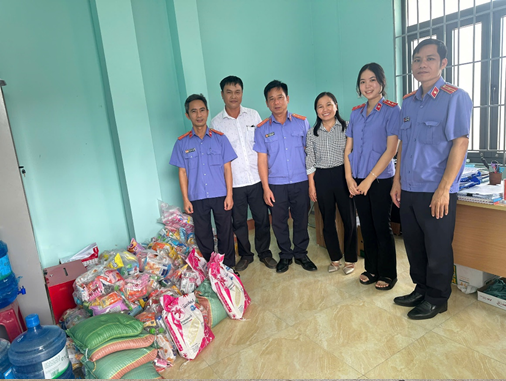 VIỆN KIỂM SÁT NHÂN DÂN KHU VỰC 4 – KHÁNH HÒA TỔ CHỨC TRAO SUẤT QUÀ HỖ TRỢ NHÂN DÂN BỊ THIỆT HẠI DO MƯA LŨ