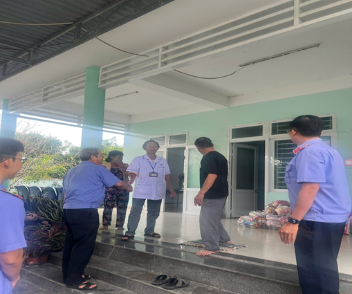 VIỆN KIỂM SÁT NHÂN DÂN KHU VỰC 4 – KHÁNH HÒA TỔ CHỨC TRAO SUẤT QUÀ HỖ TRỢ NHÂN DÂN BỊ THIỆT HẠI DO MƯA LŨ