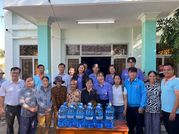 VIỆN KIỂM SÁT NHÂN DÂN KHU VỰC 5 TỔ CHỨC HOẠT ĐỘNG THIỆN NGUYỆN HỖ TRỢ NƯỚC SẠCH CHO NGƯỜI DÂN VÙNG LŨ TẠI PHƯỜNG ĐÔ VINH, TỈNH KHÁNH HÒA