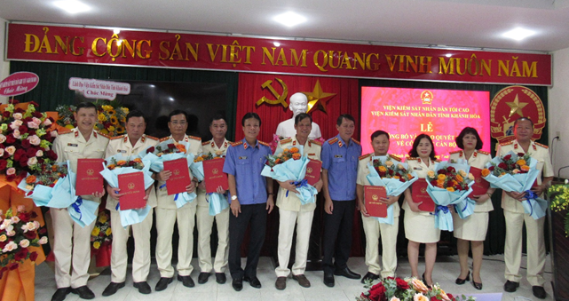 Công bố và trao Quyết định về công tác cán bộ