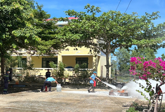VIỆN KIỂM SÁT NHÂN DÂN KHU VỰC 8, TỈNH KHÁNH HÒA THAM GIA LỚP HUẤN LUYỆN, BỒI DƯỠNG NGHIỆP VỤ PHÒNG CHÁY, CHỮA CHÁY VÀ CỨU NẠN, CỨU HỘ