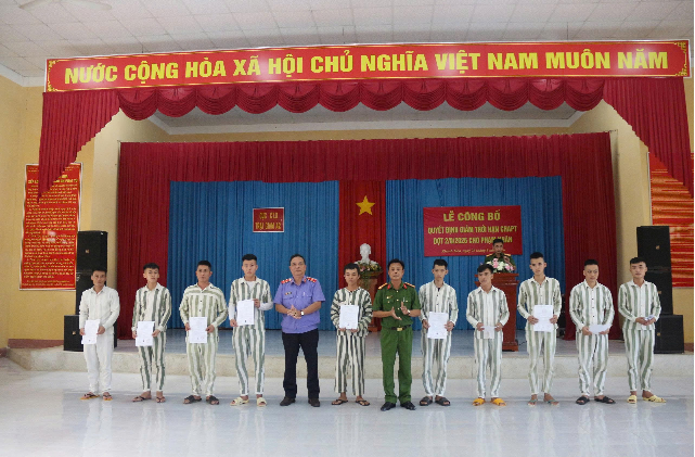 Viện kiểm sát nhân dân tỉnh Khánh Hòa kiểm sát việc công bố Quyết định giảm thời hạn chấp hành án phạt tù tại Trại giam A2 và Trại giam Sông Cái