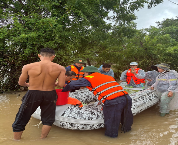 THANH NIÊN XUNG KÍCH DẦM MÌNH TRONG NƯỚC LŨ GIÚP DÂN