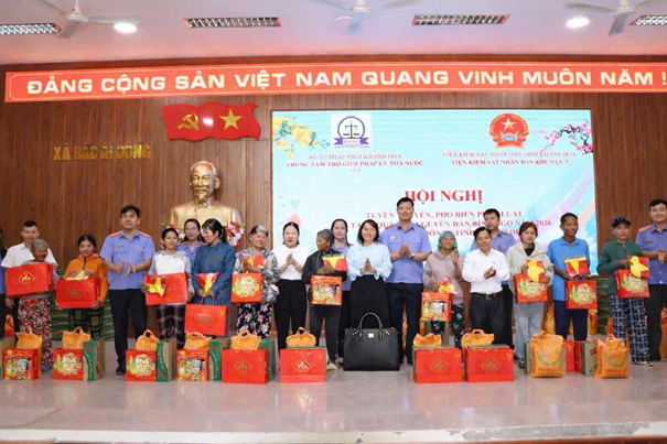 Viện kiểm sát nhân dân khu vực 7 – Khánh Hòa tổ chức Hội nghị tuyên truyền phố biến, giáo dục pháp luật và tặng quà nhân dịp tết Nguyên đán Bính Ngọ năm 2026
