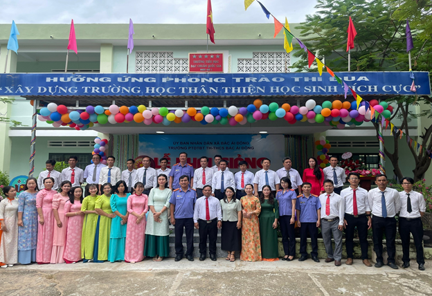 VIỆN KIỂM SÁT NHÂN DÂN KHU VỰC 7 - KHÁNH HÒA TIẾP SỨC ĐẾN TRƯỜNG, CHẮP CÁNH ƯỚC MƠ CHO HỌC SINH CÓ HOÀN CẢNH KHÓ KHĂN