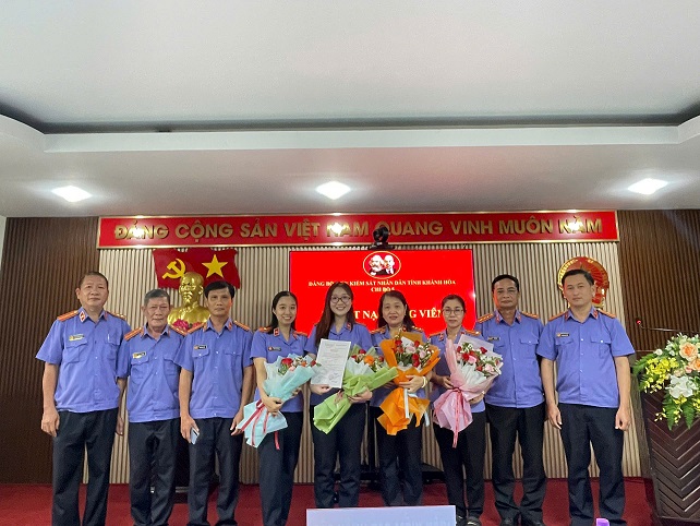 CHI BỘ 5 – ĐẢNG BỘ VIỆN KNSD TỈNH KHÁNH HÒA TỔ CHỨC LỄ KẾT NẠP ĐẢNG VIÊN MỚI