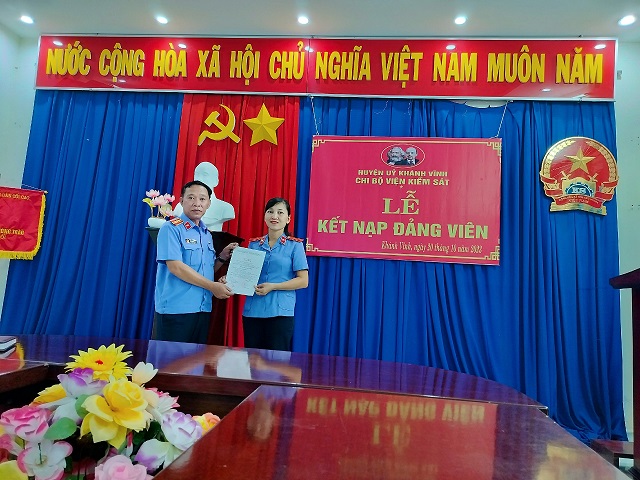 Chi bộ Viện kiểm sát nhân dân huyện Khánh Vĩnh tổ chức Lễ kết nạp đảng viên