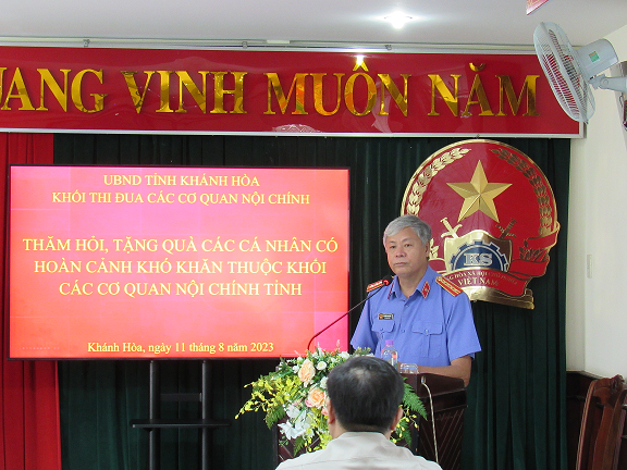 KHỐI THI ĐUA CÁC CƠ QUAN NỘI CHÍNH TỈNH TỔ CHỨC THĂM HỎI, TẶNG QUÀ CHO CÁC CÁ NHÂN CÓ HOÀN CẢNH KHÓ KHĂN THUỘC KHỐI