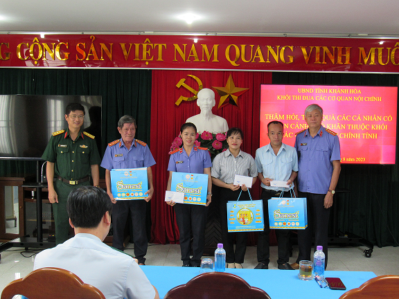 KHỐI THI ĐUA CÁC CƠ QUAN NỘI CHÍNH TỈNH TỔ CHỨC THĂM HỎI, TẶNG QUÀ CHO CÁC CÁ NHÂN CÓ HOÀN CẢNH KHÓ KHĂN THUỘC KHỐI