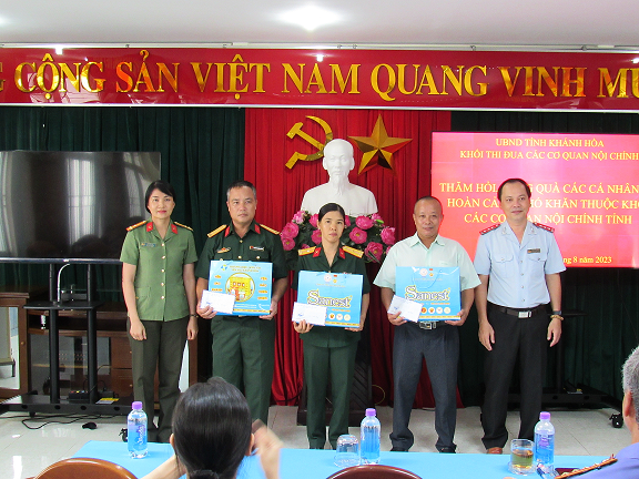 KHỐI THI ĐUA CÁC CƠ QUAN NỘI CHÍNH TỈNH TỔ CHỨC THĂM HỎI, TẶNG QUÀ CHO CÁC CÁ NHÂN CÓ HOÀN CẢNH KHÓ KHĂN THUỘC KHỐI