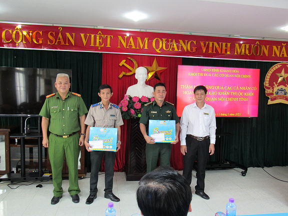 KHỐI THI ĐUA CÁC CƠ QUAN NỘI CHÍNH TỈNH TỔ CHỨC THĂM HỎI, TẶNG QUÀ CHO CÁC CÁ NHÂN CÓ HOÀN CẢNH KHÓ KHĂN THUỘC KHỐI