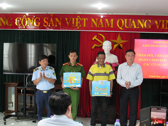 KHỐI THI ĐUA CÁC CƠ QUAN NỘI CHÍNH TỈNH TỔ CHỨC THĂM HỎI, TẶNG QUÀ CHO CÁC CÁ NHÂN CÓ HOÀN CẢNH KHÓ KHĂN THUỘC KHỐI