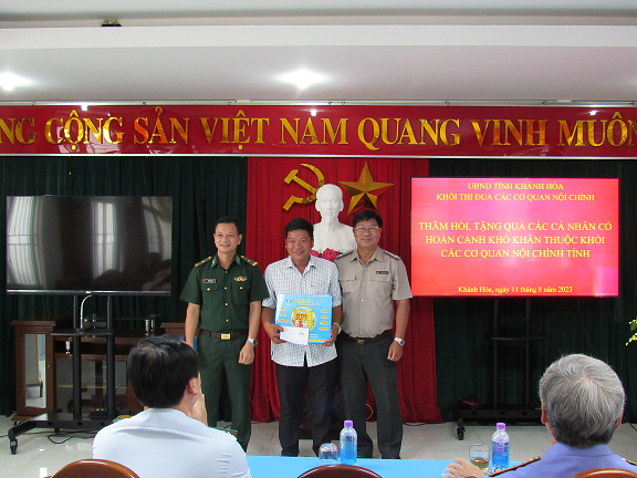 KHỐI THI ĐUA CÁC CƠ QUAN NỘI CHÍNH TỈNH TỔ CHỨC THĂM HỎI, TẶNG QUÀ CHO CÁC CÁ NHÂN CÓ HOÀN CẢNH KHÓ KHĂN THUỘC KHỐI