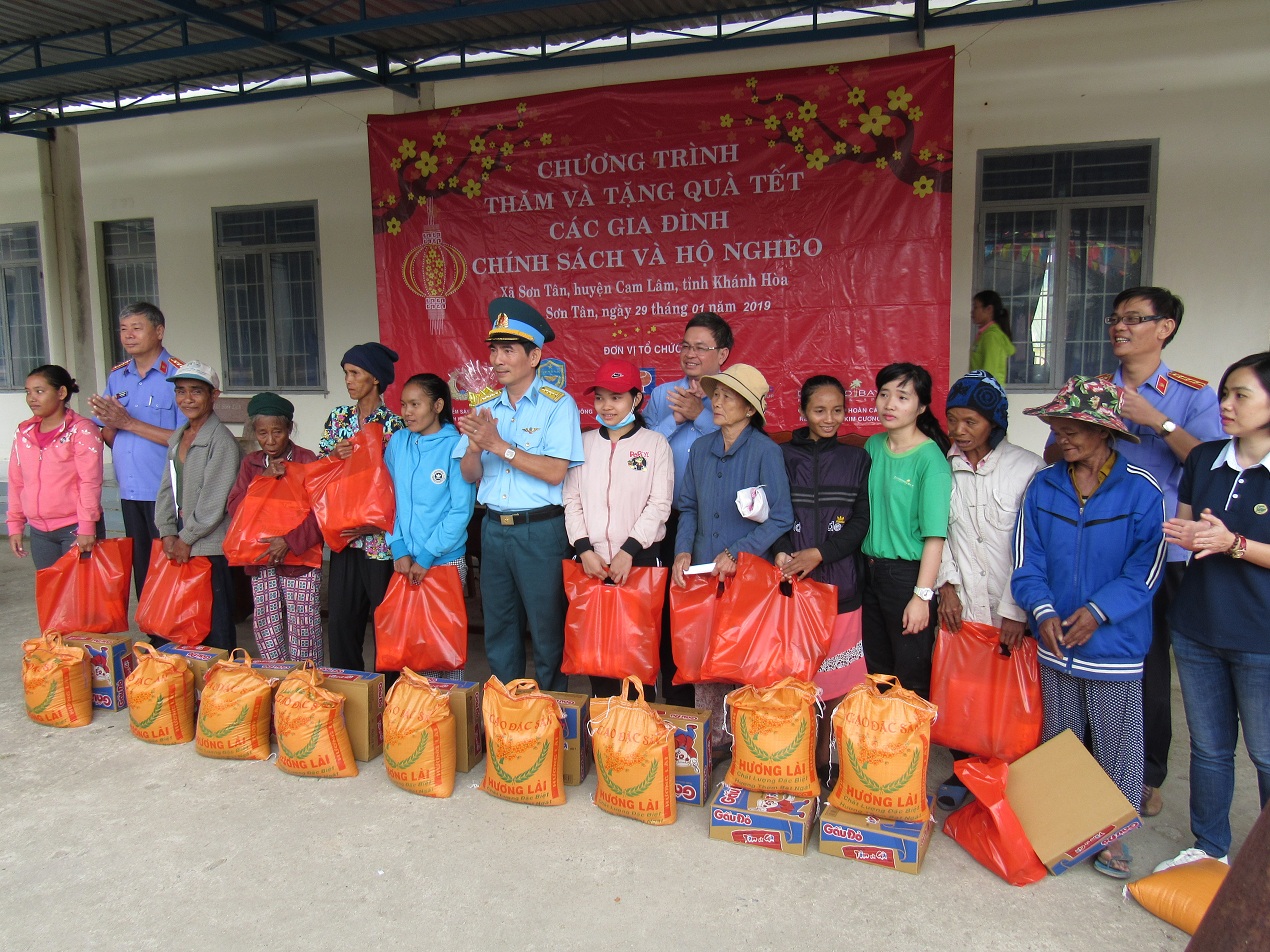 VIỆN KIỂM SÁT NHÂN DÂN TỈNH KHÁNH HÒA THĂM VÀ CHÚC TẾT CÁC HỘ GIA ĐÌNH CHÍNH SÁCH HỘ NGHÈO XÃ SƠN TÂN, HUYỆN CAM LÂM, TỈNH KHÁNH HÒA