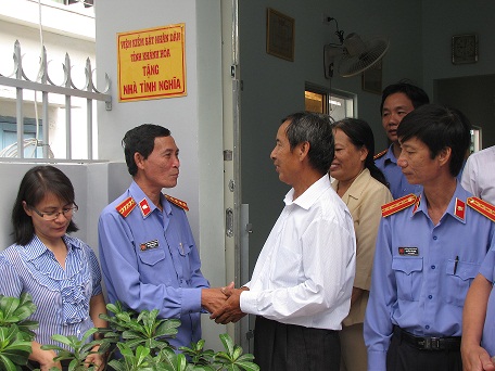 Viện kiểm sát nhân dân tỉnh Khánh Hoà trao tặng nhà tình nghĩa