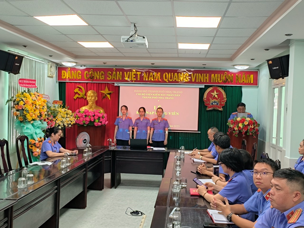 Chi bộ Viện kiểm sát nhân dân thành phố Nha Trang tổ chức Lễ kết nạp đảng viên mới
