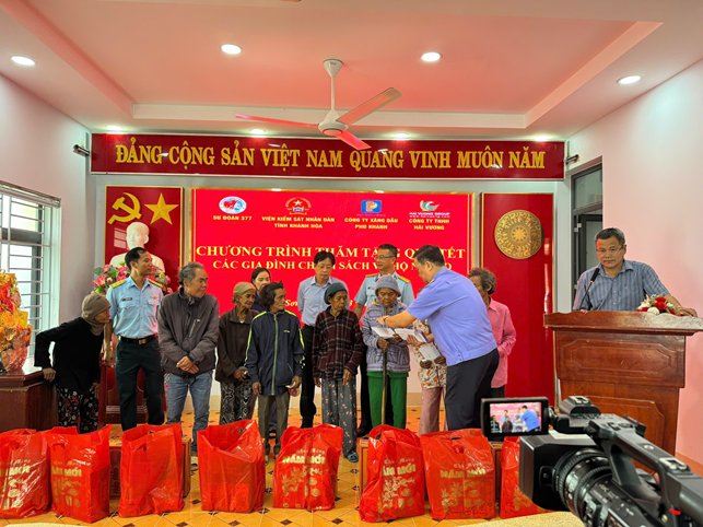 TẶNG QUÀ TẾT CHO NGƯỜI DÂN XÃ SƠN TÂN NHÂN DỊP TẾT NGUYÊN ĐÁN ẤT TỴ 2025