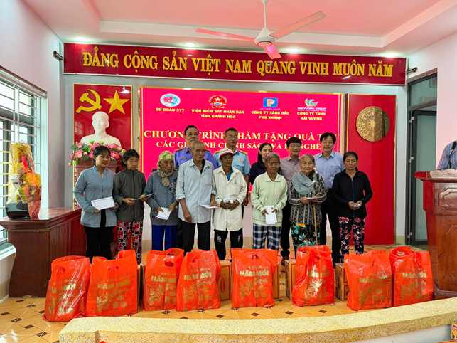 TẶNG QUÀ TẾT CHO NGƯỜI DÂN XÃ SƠN TÂN NHÂN DỊP TẾT NGUYÊN ĐÁN ẤT TỴ 2025