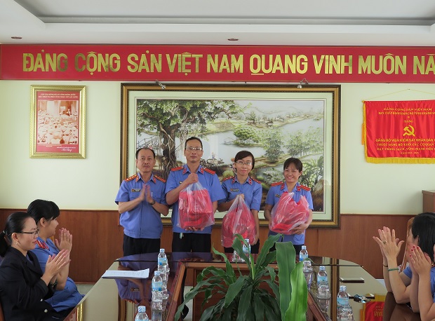 CÔNG ĐOÀN CƠ SỞ VIỆN KIỂM SÁT NHÂN DÂN TỈNH KHÁNH HÒA TẶNG QUÀ CHO CÁC ĐOÀN VIÊN KHÓ KHĂN NHÂN DỊP TẾT NGUYÊN ĐÁN MẬU TUẤT 2018
