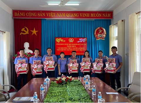 Viện kiểm sát huyện Cam Lâm tặng quà cho công chức, người lao động; thăm hỏi, tặng quà cho các em nhỏ có hoàn cảnh khó do đơn vị nhận đỡ đầu nhân dịp Tết Nguyên Đán Quý Mão năm 2023