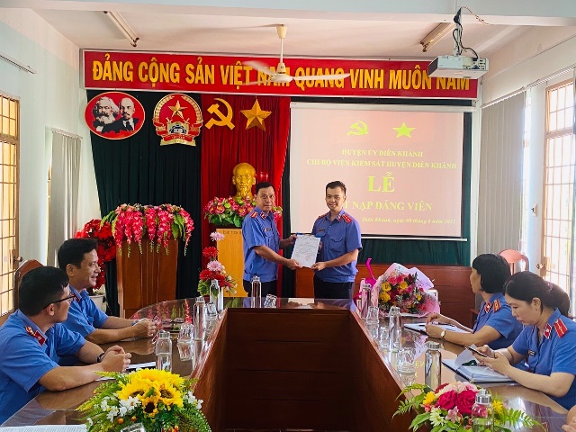 CHI BỘ VIỆN KIỂM SÁT NHÂN DÂN HUYỆN DIÊN KHÁNH TỔ CHỨC LỄ KẾT NẠP ĐẢNG VIÊN MỚI