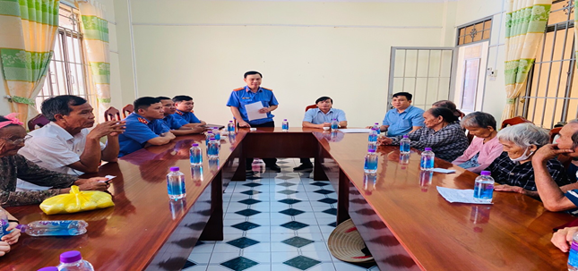 Viện kiểm sát nhân dân huyện Diên Khánh thăm hỏi, tặng quà cho các gia đình chính sách trên địa bàn xã Diên Sơn