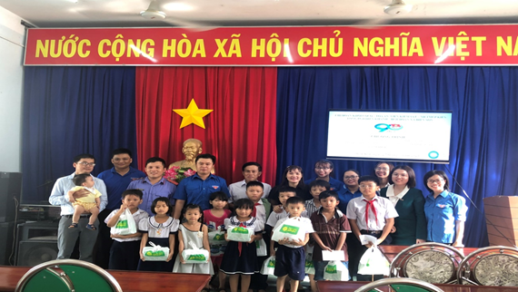 ĐOÀN THANH NIÊN TÒA ÁN - VIỆN KIỂM SÁT HUYỆN DIÊN KHÁNH TỔ CHỨC TẶNG QUÀ CHO HỌC SINH NGHÈO, VƯỢT KHÓ