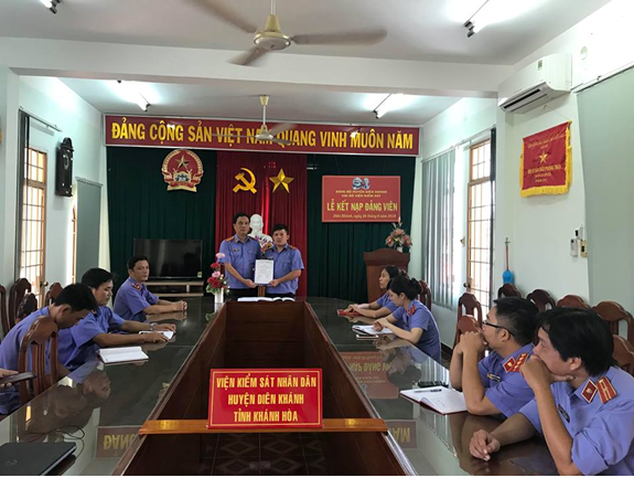 Sáng ngày 26/6/2018, Chi bộ VKSND huyện Diên Khánh tổ chức kết nạp Đảng cho quần chúng ưu tú: Phan Văn Công – Chuyên viên vào Đảng Cộng sản Việt Nam.