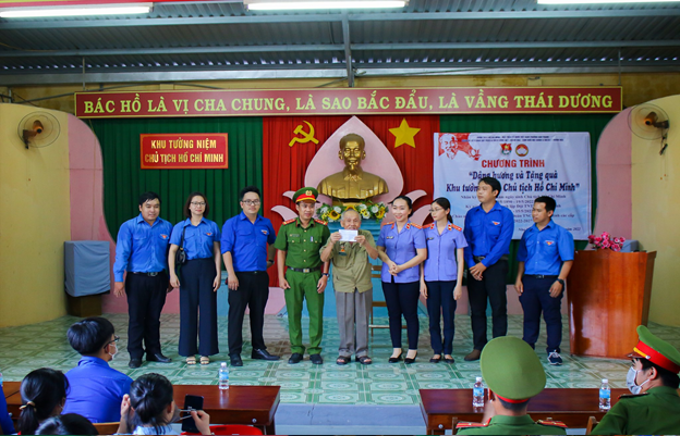 Đoàn thanh niên Dâng hương & Tặng quà Khu tưởng niệm Chủ tịch Hồ Chí Minh nhân kỷ niệm 19/5