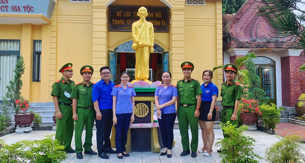 Đoàn thanh niên Dâng hương & Tặng quà Khu tưởng niệm Chủ tịch Hồ Chí Minh nhân kỷ niệm 19/5