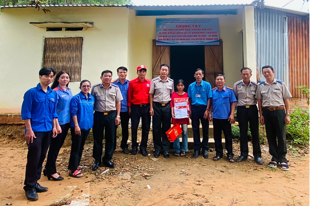 Viện Kiểm sát nhân dân huyện Khánh Sơn phối hợp tổ chức thăm hỏi, tặng quà cho học sinh nghèo vượt khó