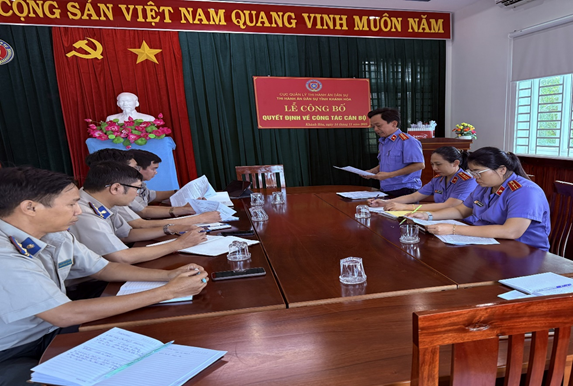 VKSND khu vực 8 tiến hành trực tiếp kiểm sát hoạt động thi hành án dân sự