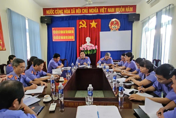 LÃNH ĐẠO VIỆN KIỂM SÁT NHÂN DÂN TỈNH KHÁNH HÒA LÀM VIỆC VỚI VKSND THỊ XÃ NINH HÒA VÀ VKSND HUYỆN VẠN NINH VỀ CÔNG TÁC CHUẨN BỊ KẾT THÚC HOẠT ĐỘNG CỦA VIỆN KIỂM SÁT NHÂN DÂN CẤP HUYỆN
