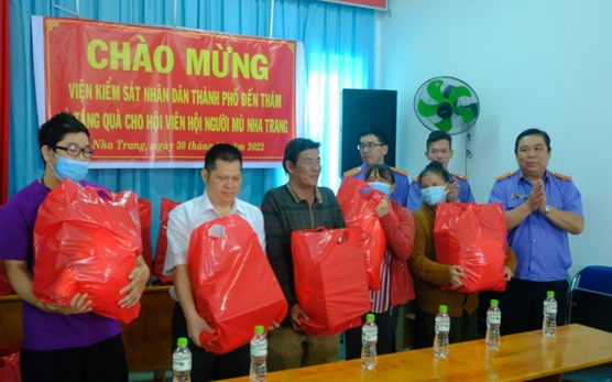 Viện kiểm sát nhân dân thành phố Nha Trang thăm hỏi, động viên và tặng quà tết cho các Hội viên Hội người mù thành phố Nha Trang