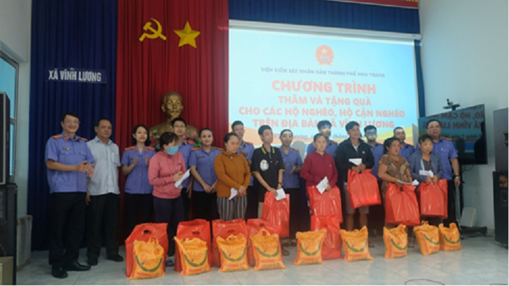 VIỆN KIỂM SÁT NHÂN DÂN THÀNH PHỐ NHA TRANG TỔ CHỨC CHƯƠNG TRÌNH THĂM VÀ TẶNG QUÀ CHO 28 HỘ NGHÈO, HỘ CẬN NGHÈO TRÊN ĐỊA BÀN XÃ VĨNH LƯƠNG, TP NHA TRANG