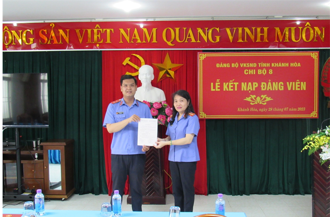 Chi bộ 8 Viện kiểm sát nhân dân tỉnh Khánh Hòa tổ chức lễ kết nạp Đảng viên mới