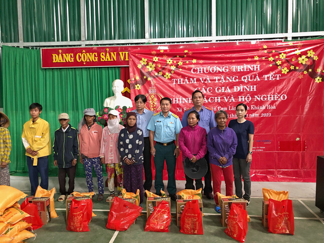 Thăm và tặng quà các hộ gia đình chính sách và gia đình nghèo xã Sơn Tân, huyện Cam Lâm, tỉnh Khánh Hòa nhân dịp Tết Nguyên đán Quý Mão năm 2023
