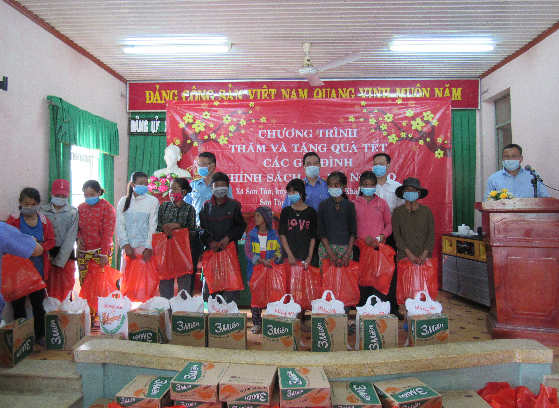 Viện kiểm sát nhân dân tỉnh Khánh Hòa tổ chức đến thăm và tặng quà đến các hộ gia đình chính sách và gia đình nghèo xã Sơn Tân
