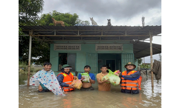 THANH NIÊN XUNG KÍCH DẦM MÌNH TRONG NƯỚC LŨ GIÚP...