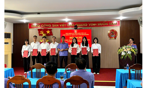 Công bố và trao quyết định tuyển dụng công chức...