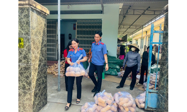 Công chức Viện kiểm sát nhân dân khu vực 4 tham...