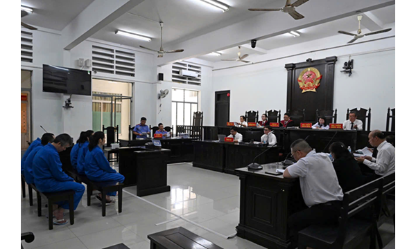 Xét xử vụ án “nhận hối lộ” và “vi phạm quy định về...