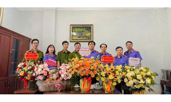 Các cơ quan, đơn vị chúc mừng Viện kiểm sát nhân...