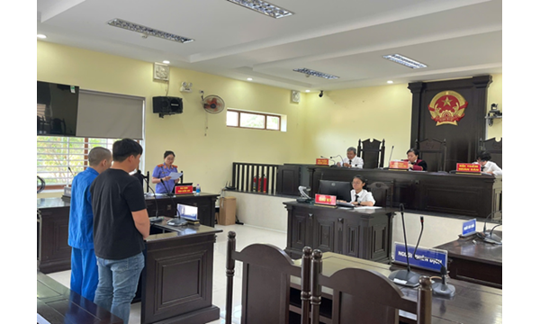 Xét xử vụ án “mua bán trái phép chất ma tuý” và “che...