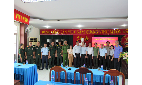 KHỐI THI ĐUA CÁC CƠ QUAN NỘI CHÍNH TỈNH TỔ CHỨC THĂM HỎI, TẶNG QUÀ CHO CÁC CÁ NHÂN CÓ HOÀN CẢNH KHÓ KHĂN THUỘC KHỐI