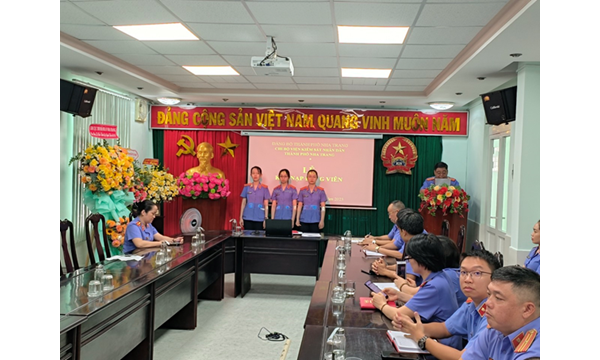 CHI BỘ VIỆN KIỂM SÁT NHÂN DÂN THÀNH PHỐ NHA TRANG  TỔ CHỨC LỄ KẾT NẠP ĐẢNG VIÊN MỚI