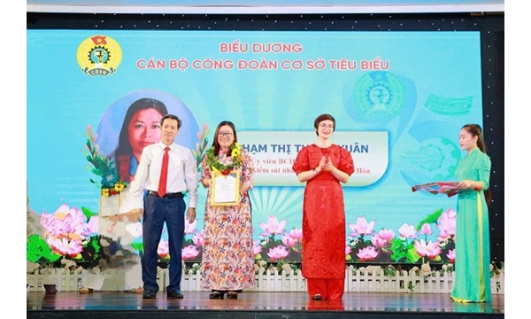 Nữ cán bộ công đoàn tiêu biểu...
