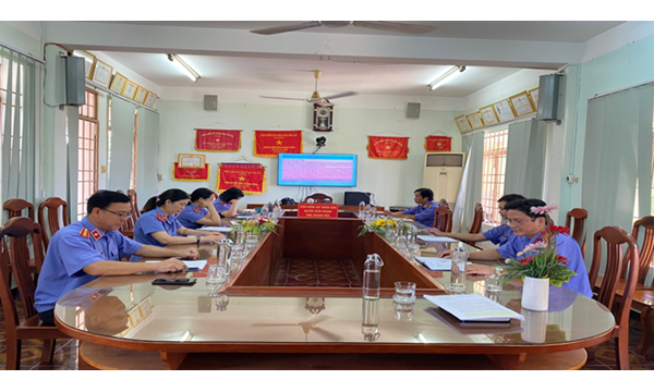 CHI BỘ VIỆN KIỂM SÁT NHÂN DÂN HUYỆN DIÊN KHÁNH TỔ CHỨC BUỔI SINH HOẠT CHÍNH TRỊ, TƯ TƯỞNG VỀ TÁC PHẨM CỦA ĐỒNG CHÍ TỔNG BÍ THƯ NGUYỄN PHÚ TRỌNG